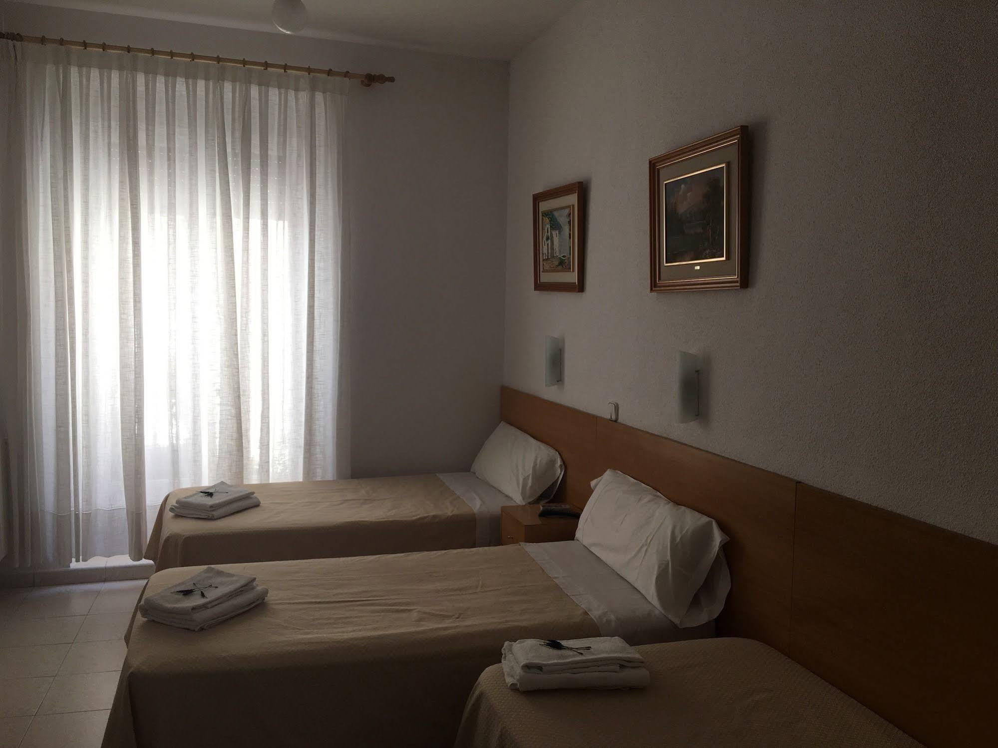 Hostal R. Lido Madrid Exterior photo